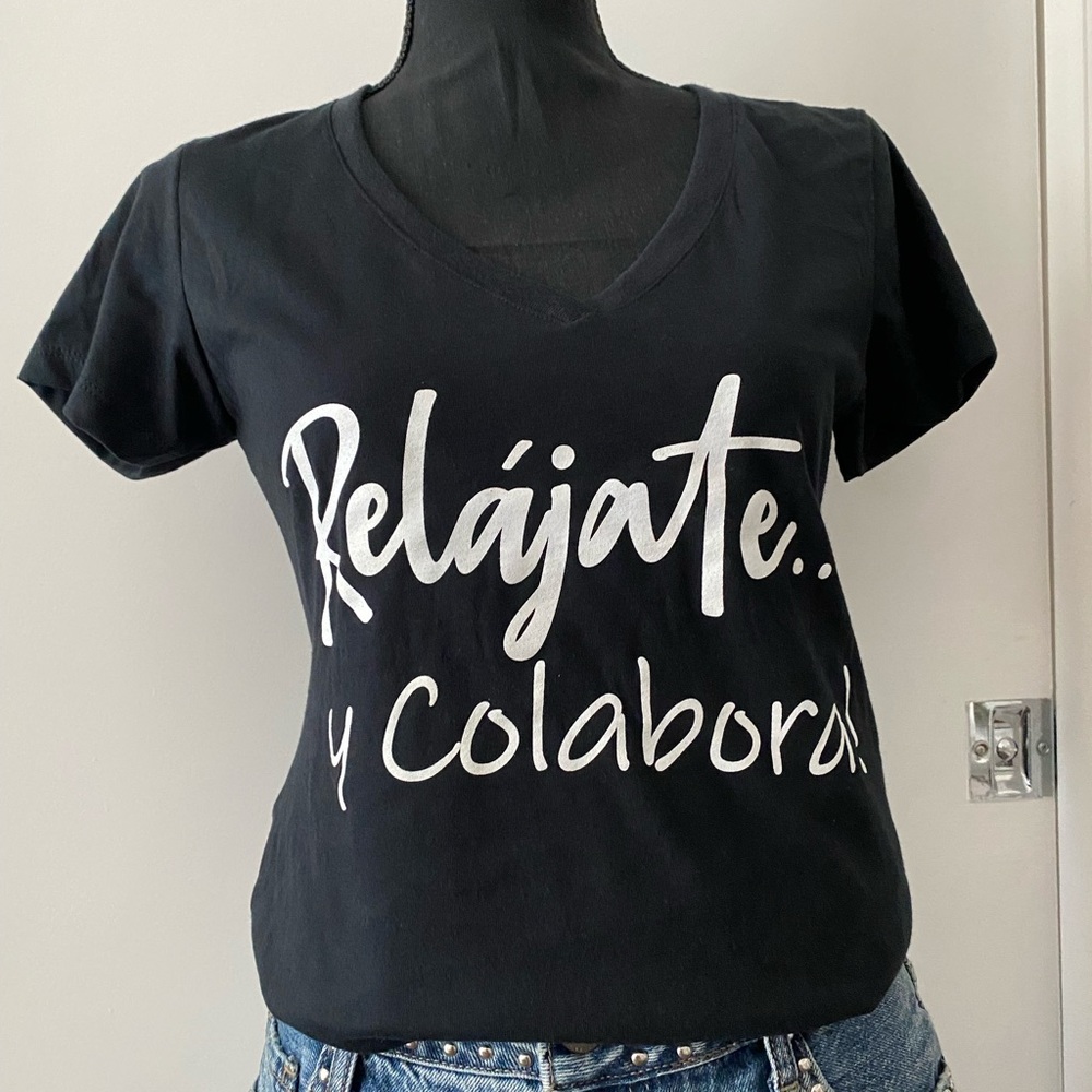 RELÁJATE Y COLABORA  V neck T-SHIRT